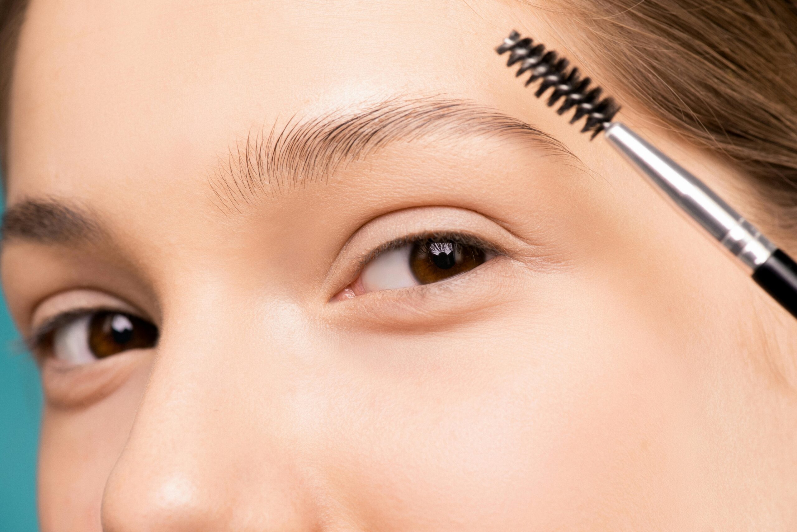 What is the difference between eyebrow gel and eyebrow paste?
